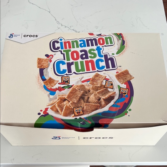 CROCS adult men’s7/woman's9 Tan and Blue NIB NWT Cinnamon Toast Crunch Slippers - Picture 10 of 10